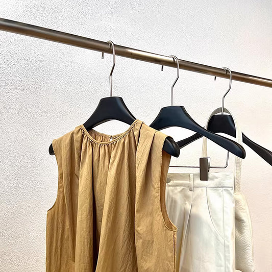 Schwarze Kleiderbügel aus Holz für Damen – Premium Hotelqualität Rutschfester Mantel-Kleid-Bügel