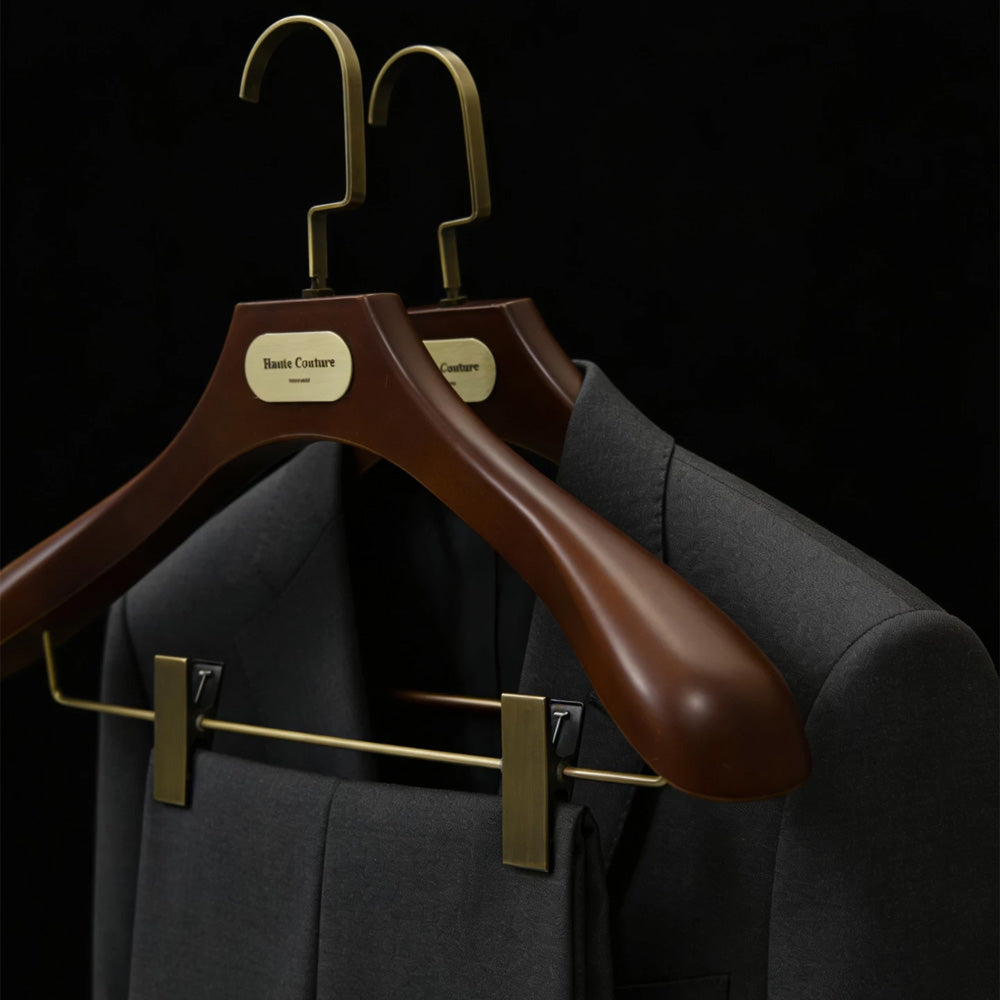 Wide Shoulder Plastic Suit Hangers with Vintage Bronze Metal Plate