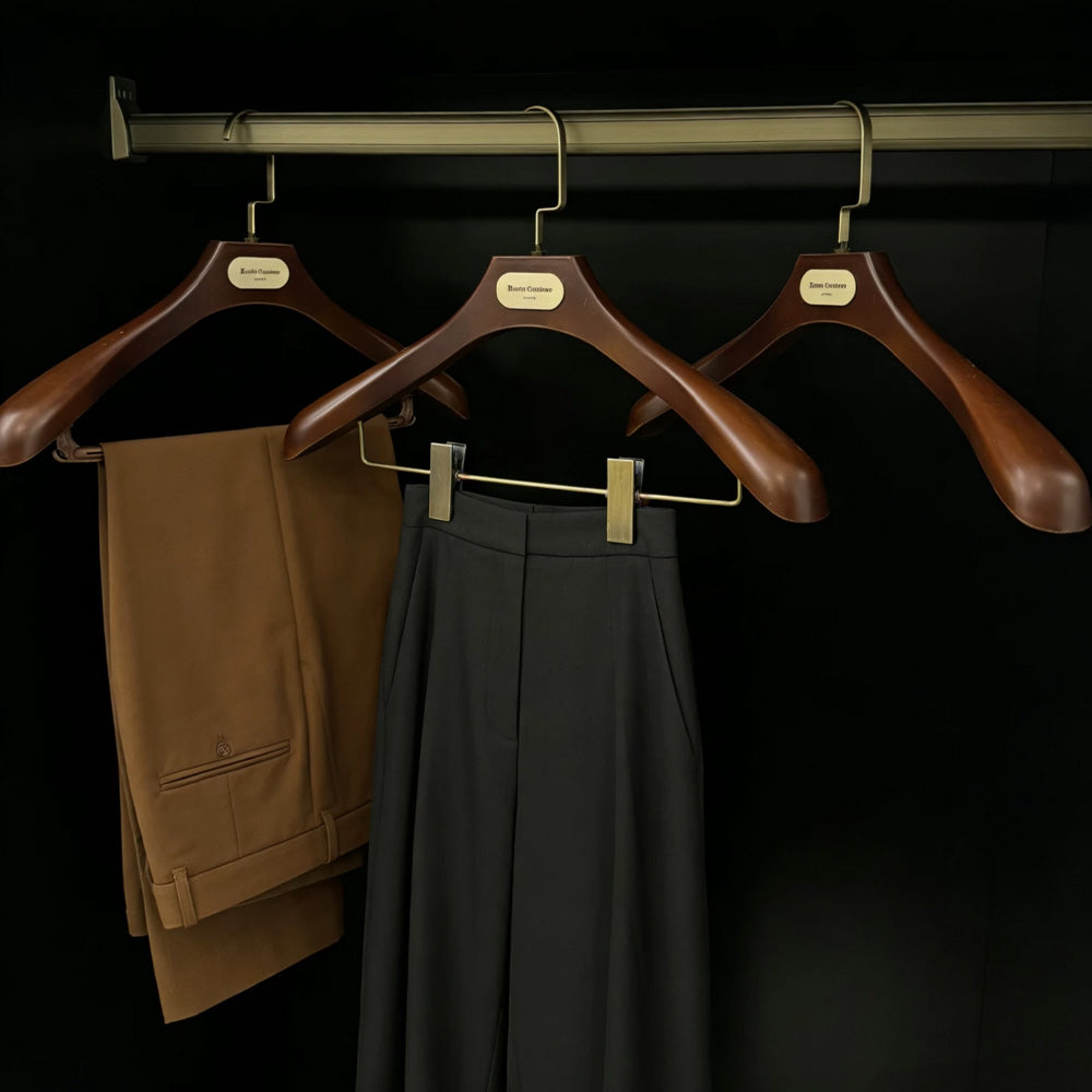 Wide Shoulder Plastic Suit Hangers with Vintage Bronze Metal Plate