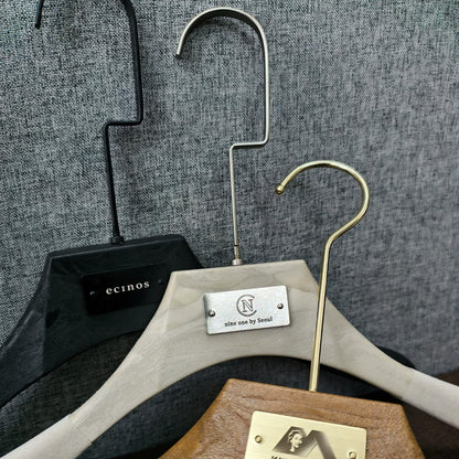 Custom Logo Solid Resin Hangers with Metal Plate for Boutique Clothing Stores