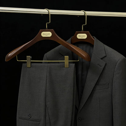 Wide Shoulder Plastic Suit Hangers with Vintage Bronze Metal Plate