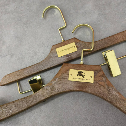 Custom Logo Solid Resin Hangers with Metal Plate for Boutique Clothing Stores