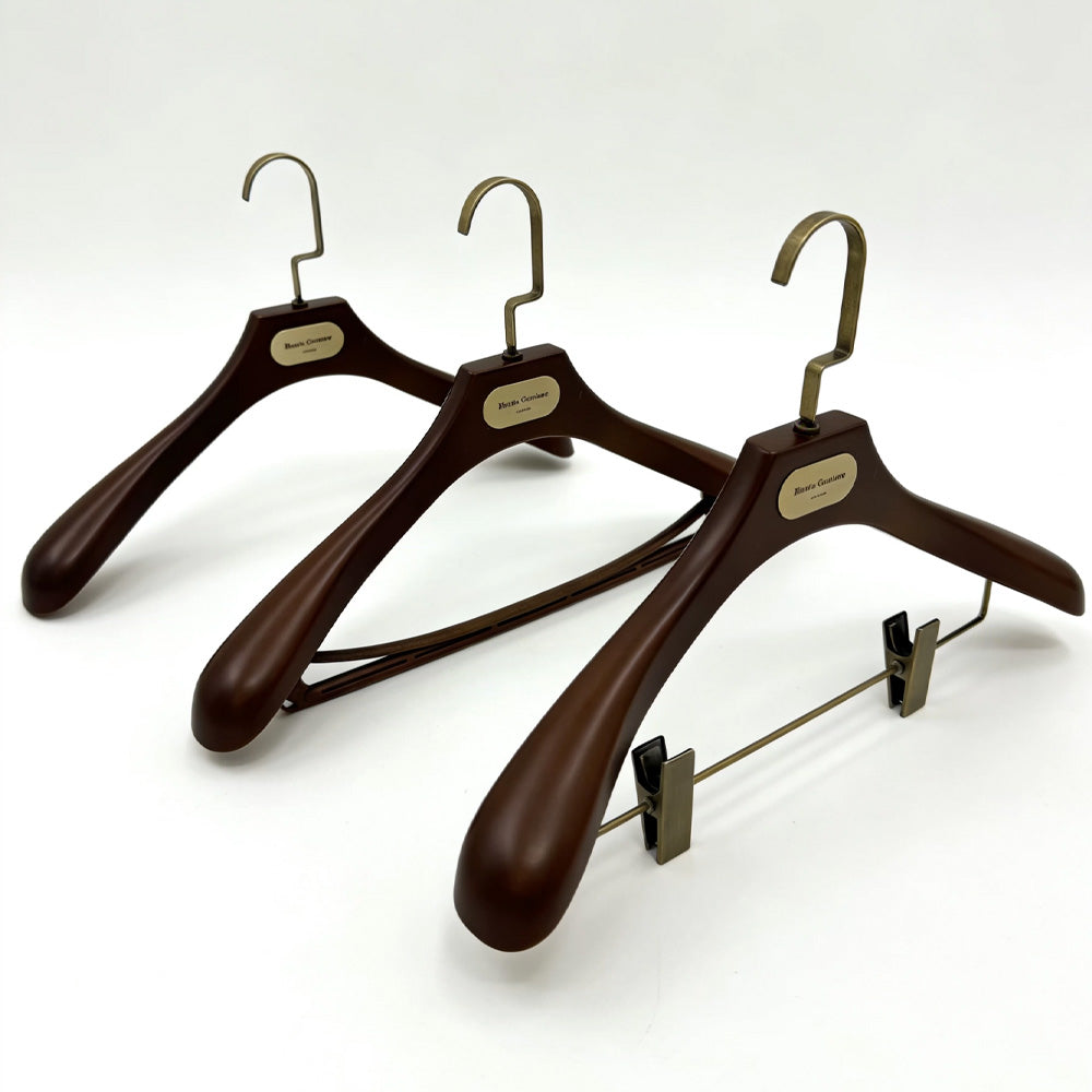 Wide Shoulder Plastic Suit Hangers with Vintage Bronze Metal Plate