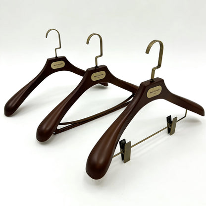 Wide Shoulder Plastic Suit Hangers with Vintage Bronze Metal Plate