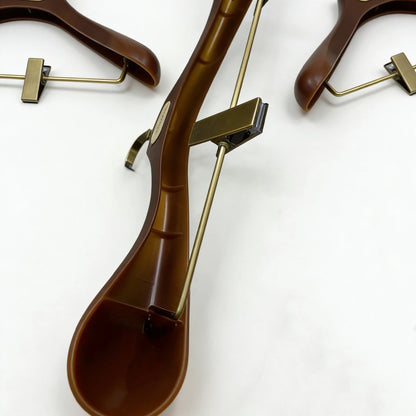Wide Shoulder Plastic Suit Hangers with Vintage Bronze Metal Plate