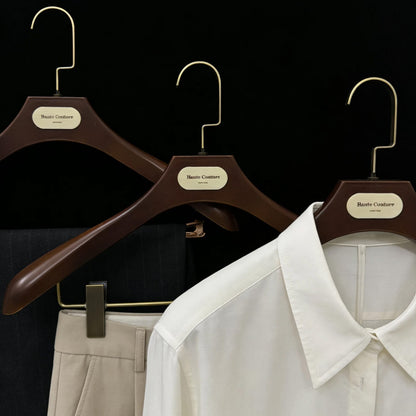Wide Shoulder Plastic Suit Hangers with Vintage Bronze Metal Plate
