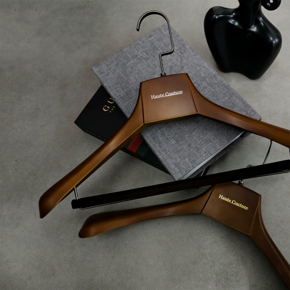 Luxury Wide Shoulder Plastic Hanger with Pants Bar and Custom Logo