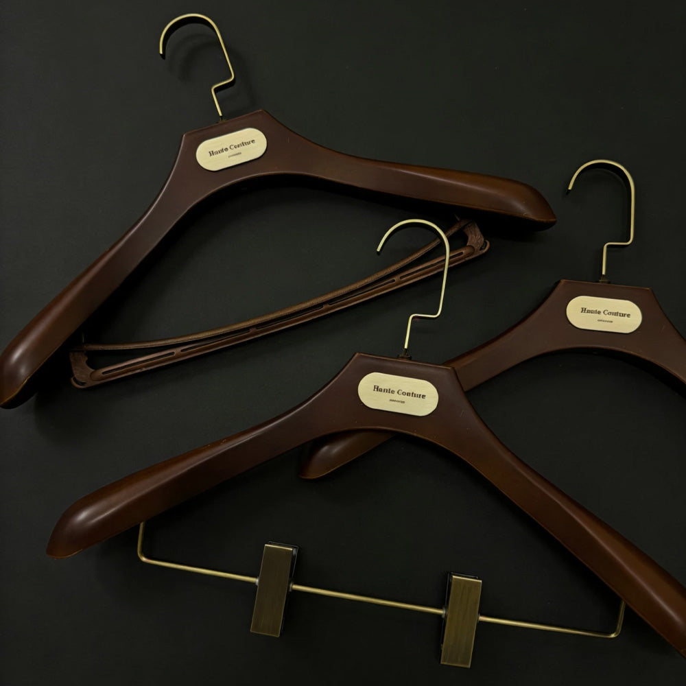 Wide Shoulder Plastic Suit Hangers with Vintage Bronze Metal Plate