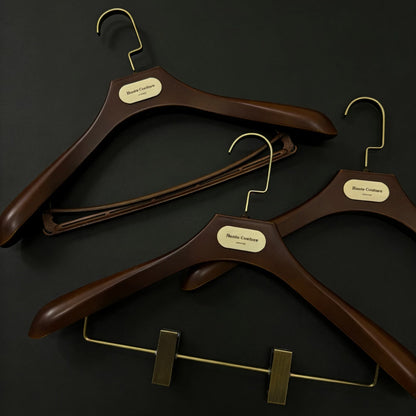 Wide Shoulder Plastic Suit Hangers with Vintage Bronze Metal Plate