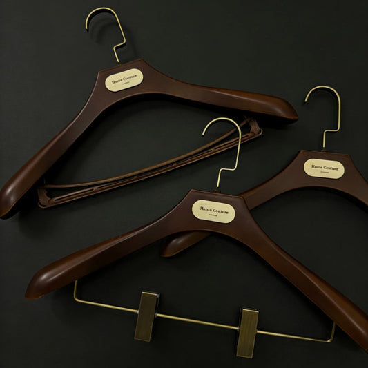 Wide Shoulder Plastic Suit Hangers with Vintage Bronze Metal Plate