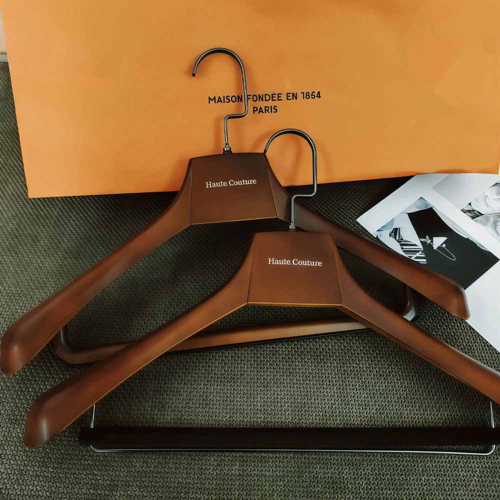 Luxury Wide Shoulder Plastic Hanger with Pants Bar and Custom Logo
