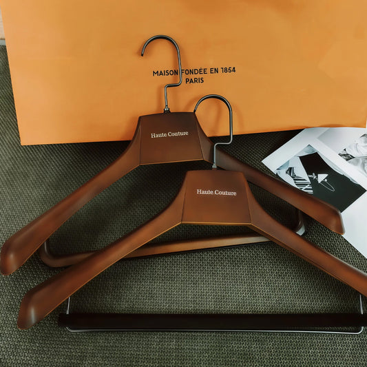 Luxury Wide Shoulder Plastic Hanger with Pants Bar and Custom Logo