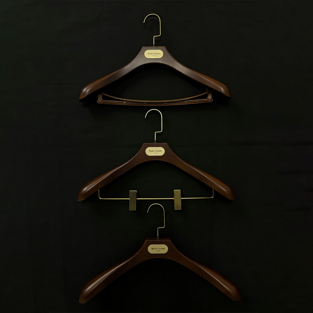 Wide Shoulder Plastic Suit Hangers with Vintage Bronze Metal Plate