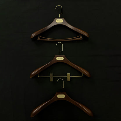 Wide Shoulder Plastic Suit Hangers with Vintage Bronze Metal Plate