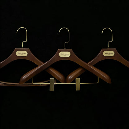 Wide Shoulder Plastic Suit Hangers with Vintage Bronze Metal Plate