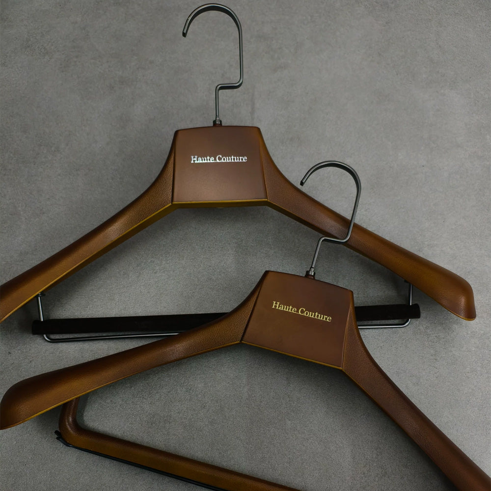 Luxury Wide Shoulder Plastic Hanger with Pants Bar and Custom Logo