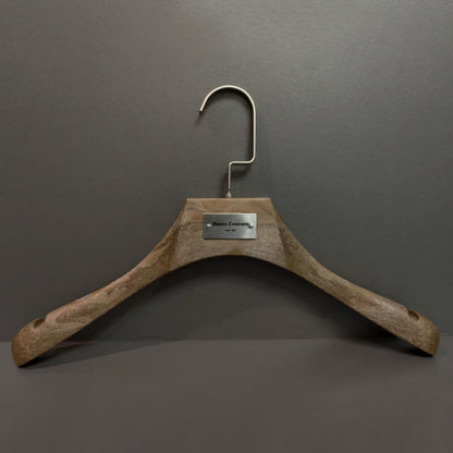 Custom Logo Solid Resin Hangers with Metal Plate for Boutique Clothing Stores